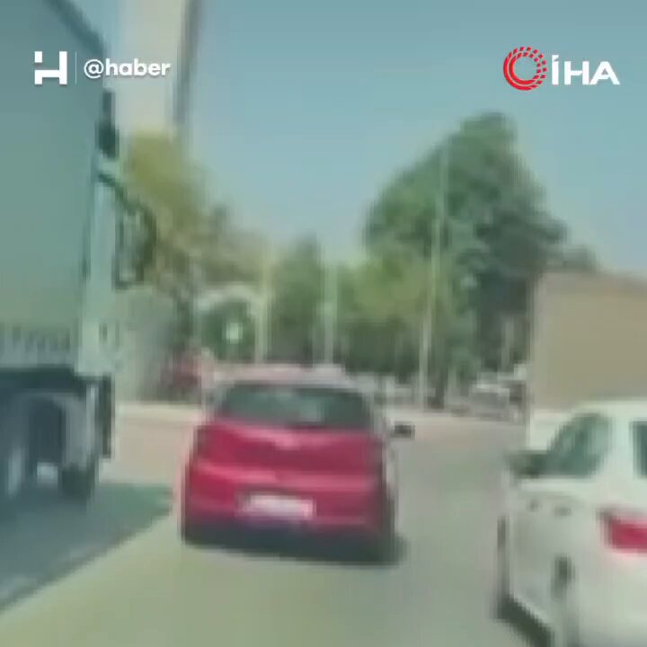 Bursa'da Tırın Şerit Değiştirmesiyle Otomobil Metrelerce Sürüklendi