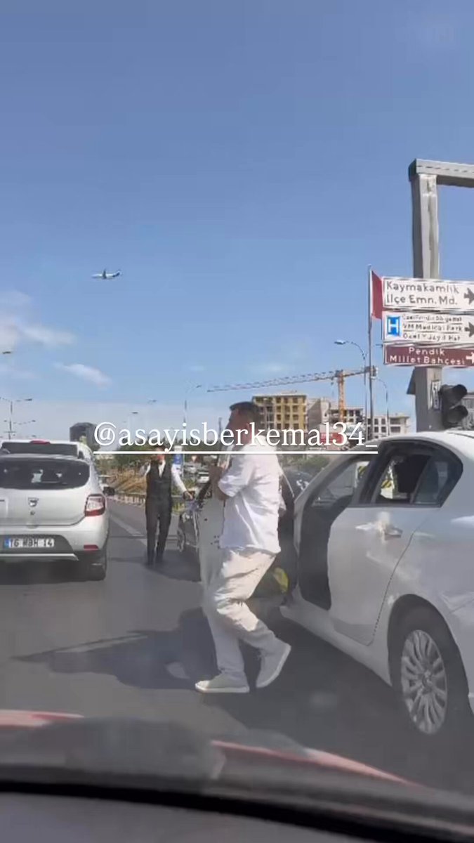 İstanbul Pendik'te Düğün Konvoyunda Emniyet Şeridine Park Eden Grup Oyun Oynadı