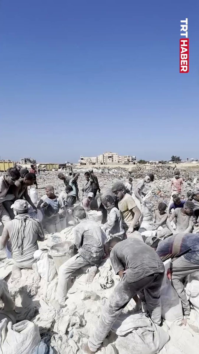 Gazze'de Açlık Krizi Derinleşiyor: Filistinliler Yere Saçılan Unları Topluyor