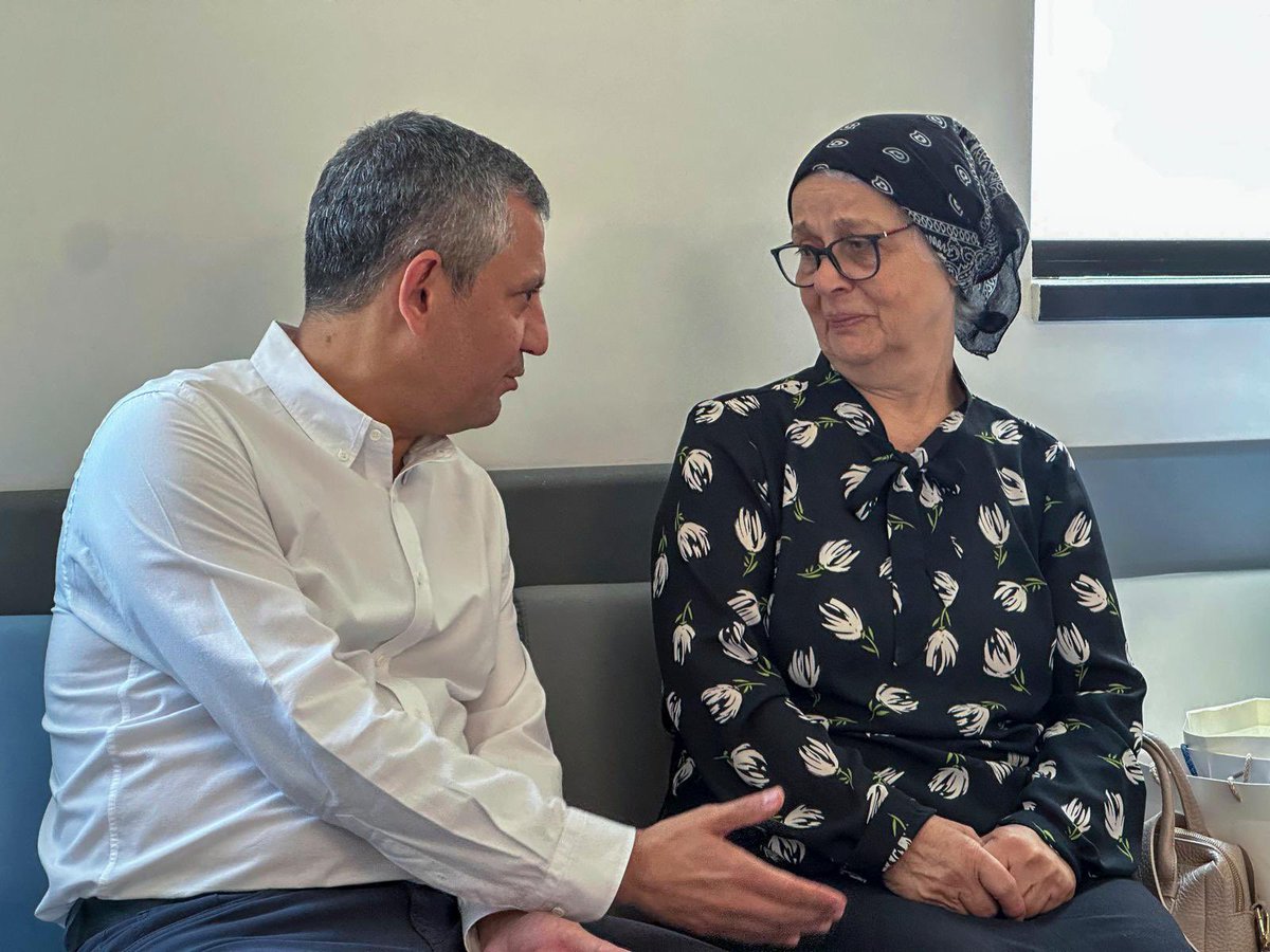 CHP Genel Başkanı Özgür Özel, Beylikdüzü Belediye Başkanı Murat Çalık'ı Hastanede Ziyaret Etti