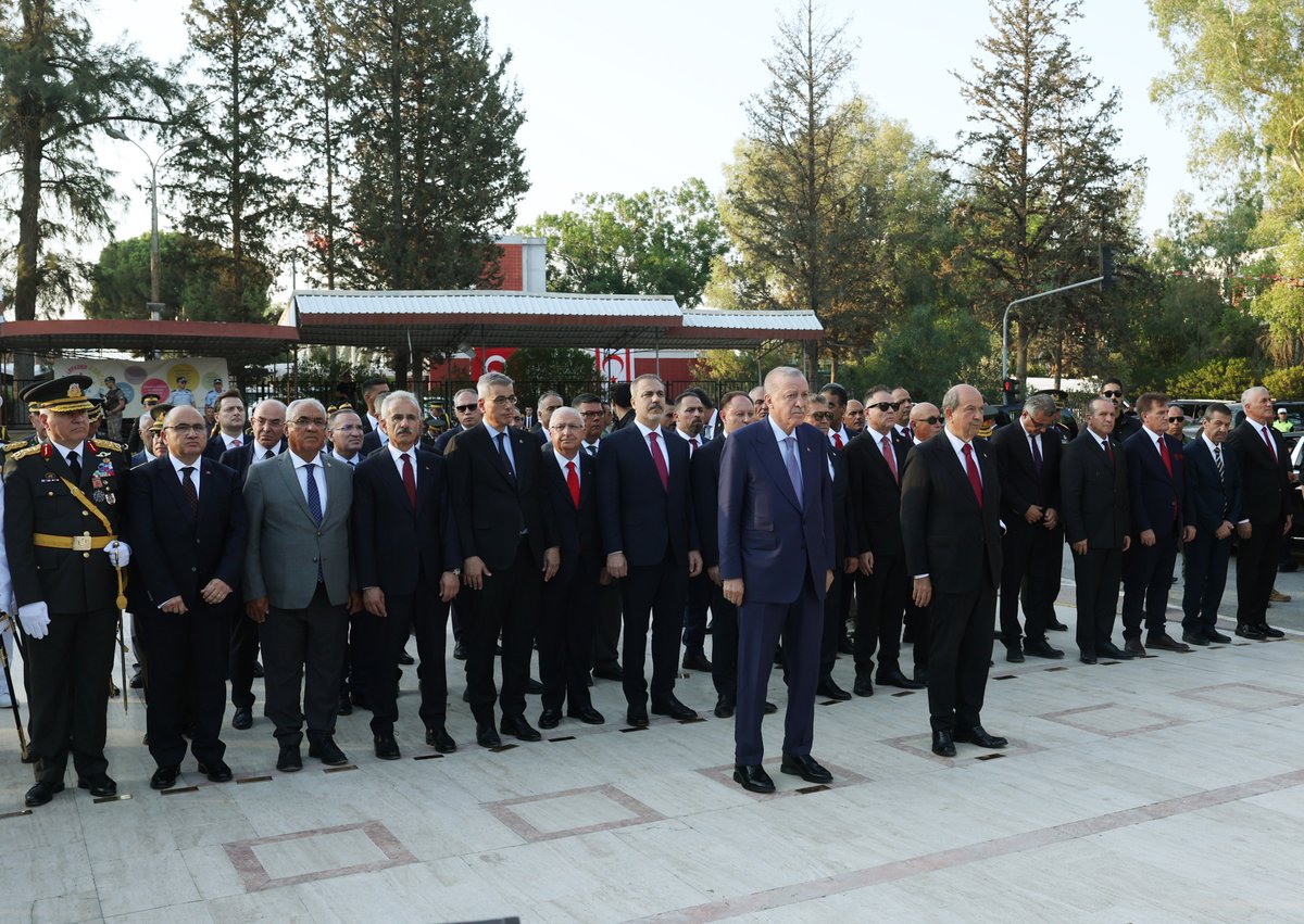 Erdoğan ve Tatar, KKTC'de Atatürk Anıtı'nı Ziyaret Etti