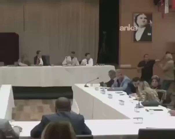 Şile Belediyesi Başkanvekili Seçiminde Gergin Anlar: Ayakkabı Fırlatma Girişimi