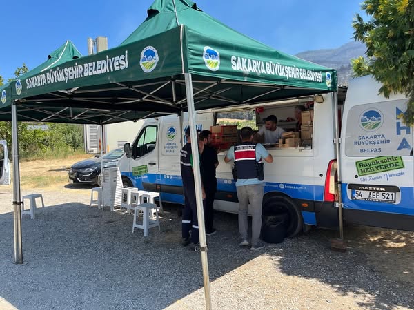 Sakarya Geyve Yangınına Sakarya BB Mobil Hizmet Aracıyla Destek