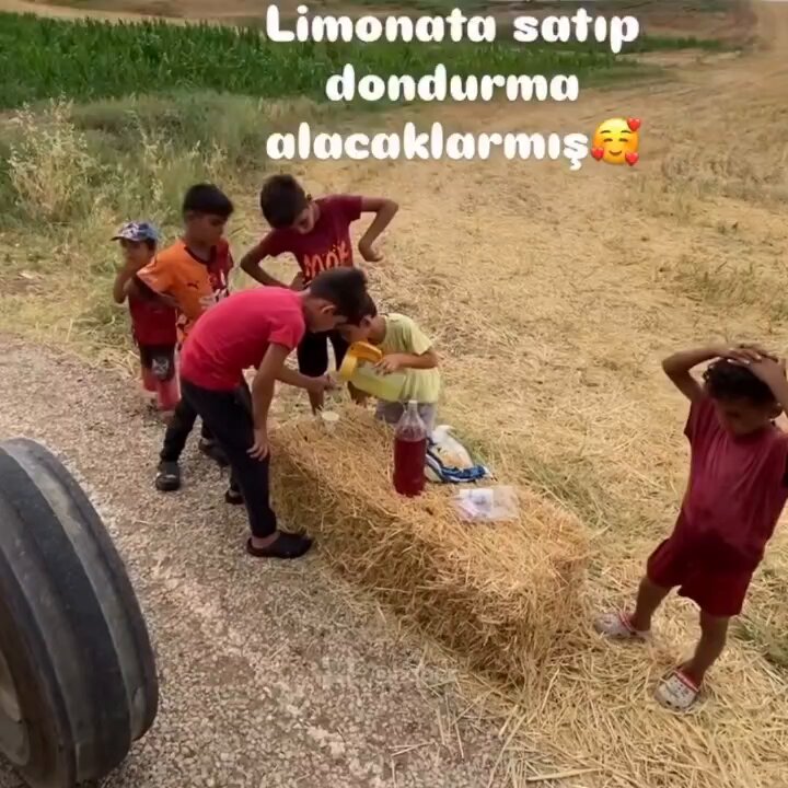 Çankırı'da Dondurma Parası İçin Saman Üzerinde Limonata Satışı