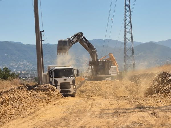 İzmit'te Alikahya'da İmar Yolu Açım Çalışmaları Sürüyor