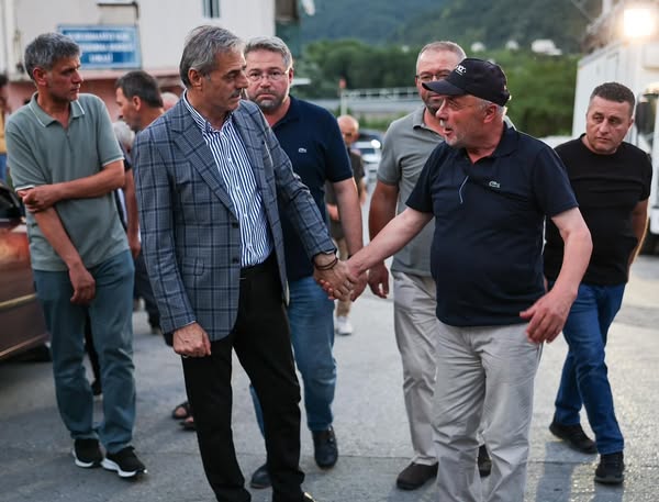 Sakarya'da Geyve Nuruosmaniye'deki Yangın Kontrol Altına Alındı: Başkan Alemdar Bölge Sakinleriyle Buluştu