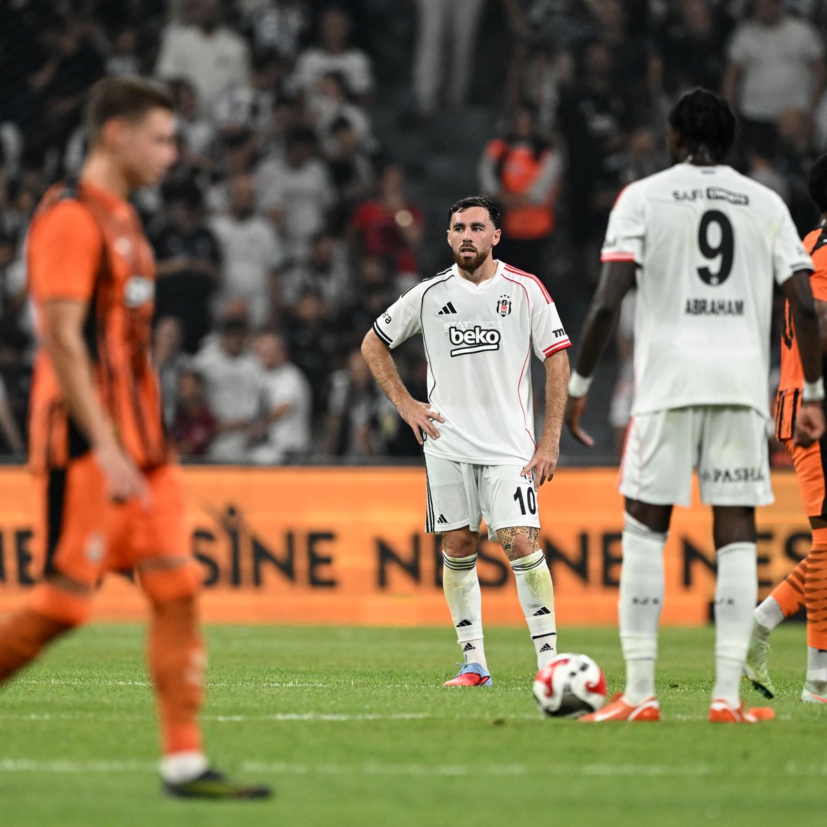 Beşiktaş, Shakhtar Donetsk'e Karşı Maçtan Mağlubiyetle Ayrıldı: 2-4