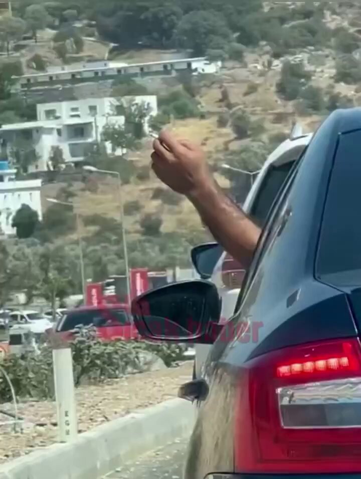 Bodrum'da Dikkatsiz Sürücü Yola Sigara İzmariti Attı