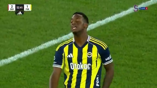 Jhon Duran'ın Şutu Direkte Patladı: Maçta Kritik An