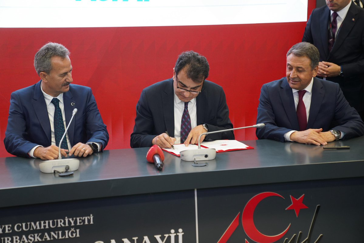 Türkiye'nin Yerli Hava Savunma Muhribi TF 2000 ve Açık Deniz Karakol Gemisi Projesi İçin Sözleşme İmzalandı