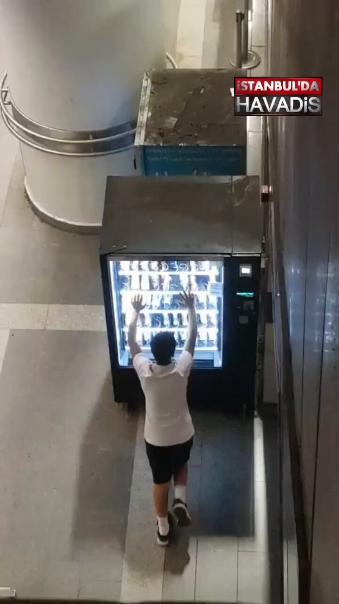 İstanbul'da Metro İstasyonunda Otomat Skandalı: Çocuklar Parasız Ürün Almaya Çalıştı