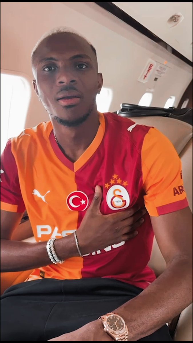 Victor Osimhen, Gala'da Tek Başına Sahneye Çıktı