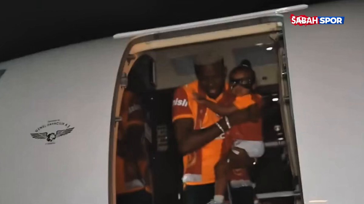 Victor Osimhen, Napoli'ye Dönüşünü Kutladı: 