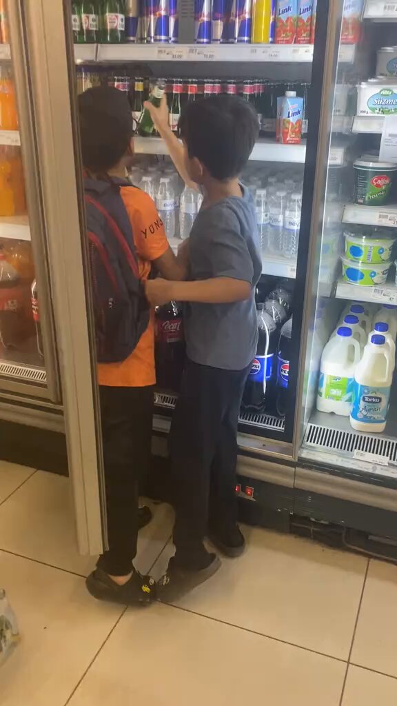 Para Yetmediği İçin Arkadaşlarıyla Soda Alamayan Küçük Çocuk Kalpleri Isıttı