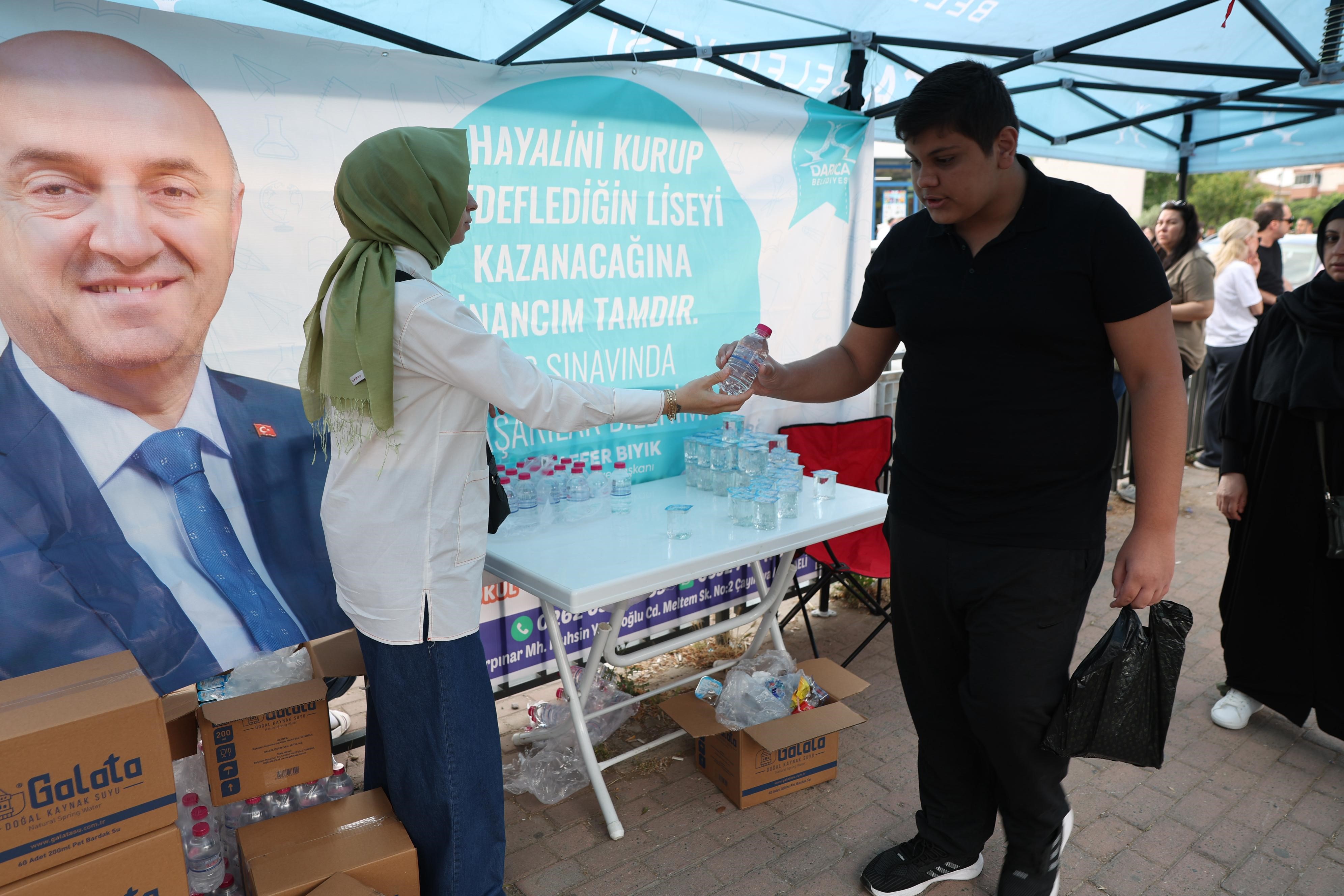 Darıca Belediyesi’nden LGS Öğrencilerine Ücretsiz Su Desteğiyle Moral ve Motivasyon