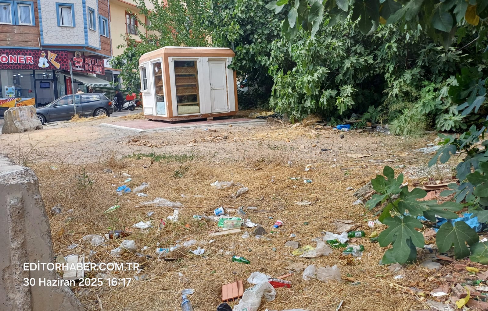 Halk Ekmek Büfesinin Etrafı Çöplüğe Döndü!