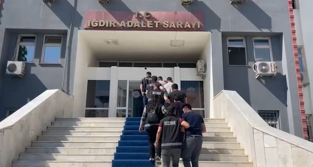 Iğdır ve Kayseri'de Eş Zamanlı Müteahhit Dolandırıcılığı Operasyonu: 5 Tutuklama