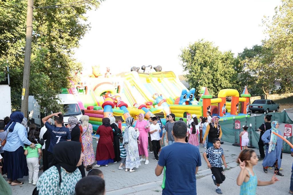 Dilovası Belediyesi’nin düzenlediği Çocuk Eğlencesi Şenliği, renkli etkinlikleri ve yoğun katılımıyla hem çocuklara hem ailelere unutulmaz bir akşam yaşattı.