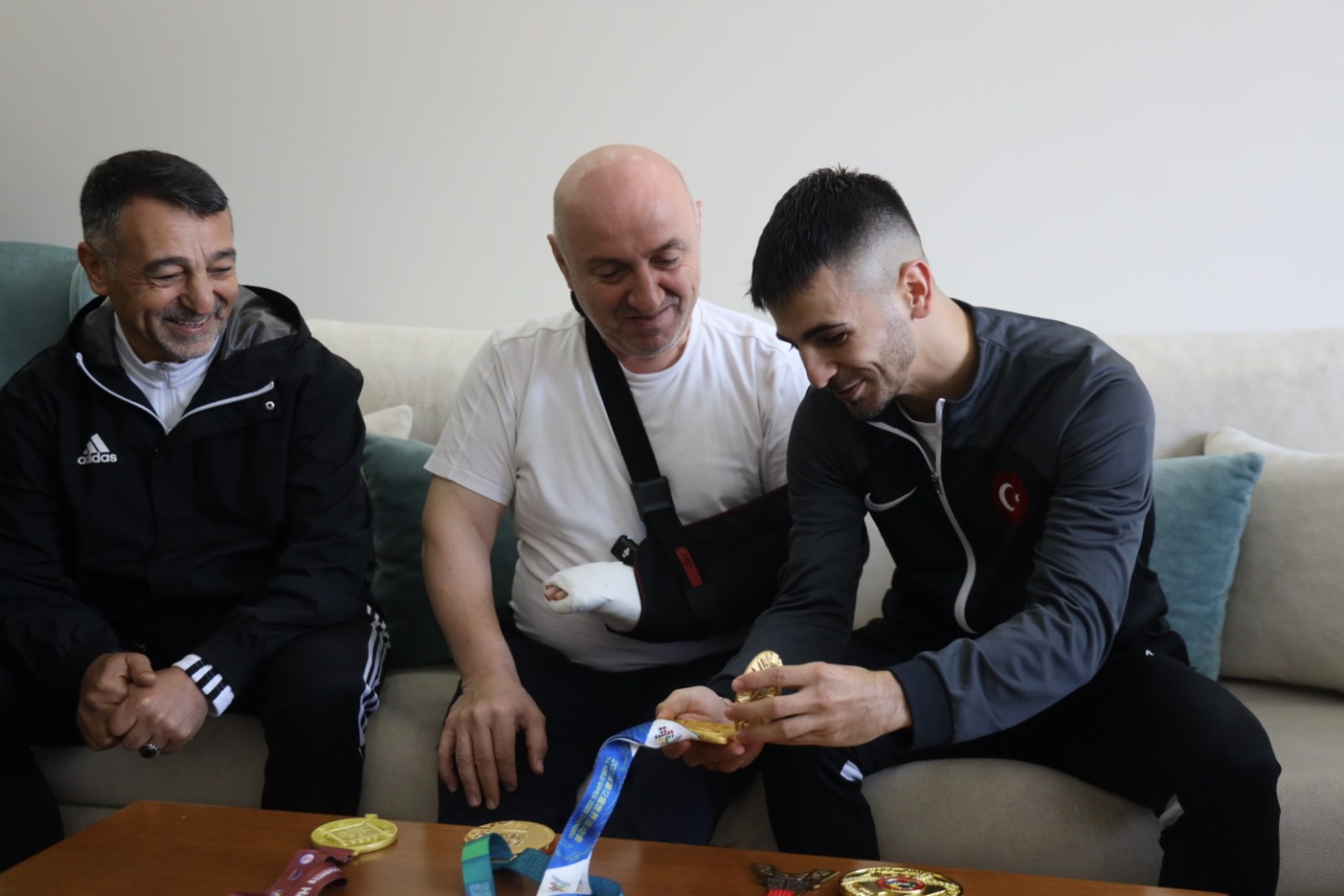 Darıca’nın Dünya Şampiyonu Eray Şamdan’dan Başkan Muzaffer Bıyık’a Ziyaret