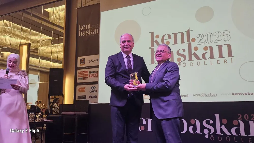 Belediye başkanları, Kayseri'de düzenlenen Kent & Başkan 2025 Ödül Töreni'nde bir araya geldi.